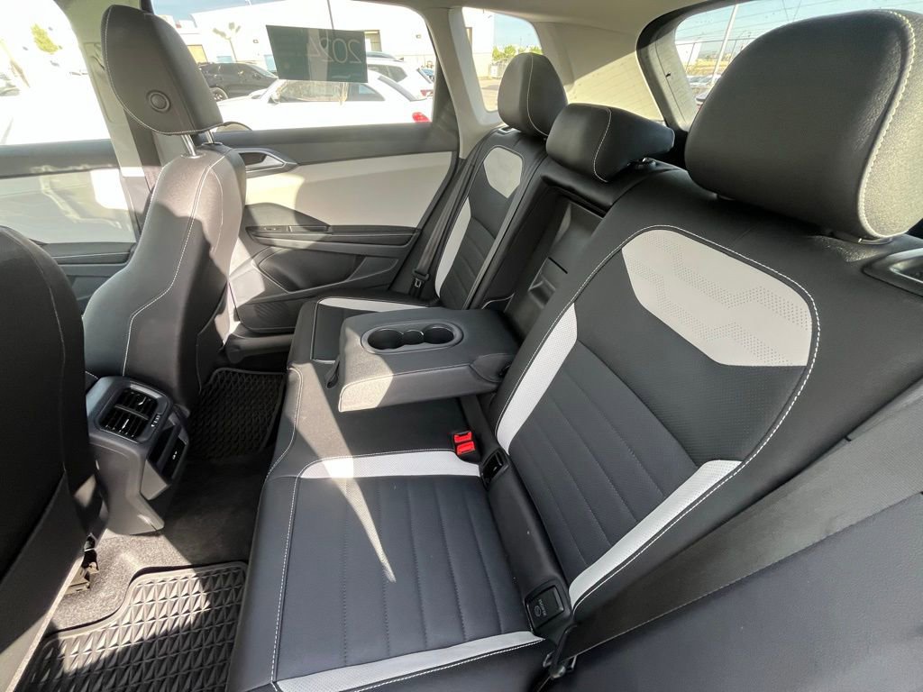 Certified 2025 Volkswagen Taos SEL AWD/4WD image 12