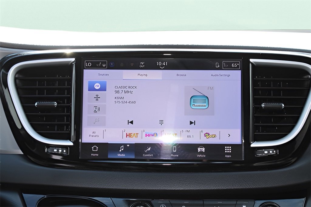 Used 2025 Chrysler Voyager LX image 19