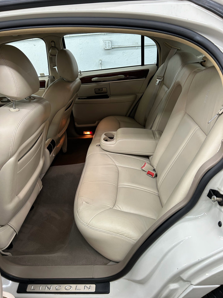 Used 2004 Lincoln Town Car Ultimate RWD image 24