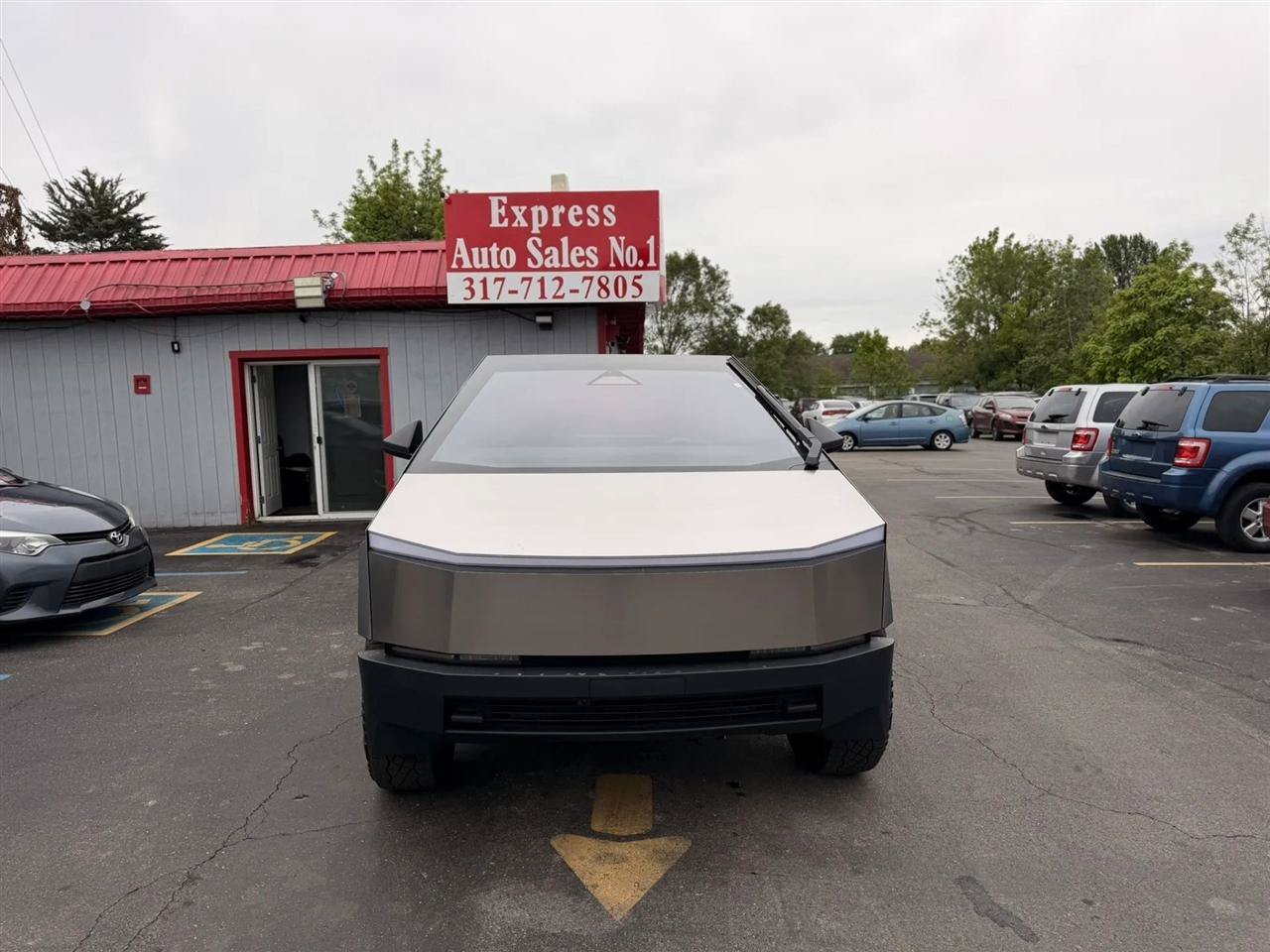 Used 2024 Tesla Cybertruck AWD Crew Cab image 5