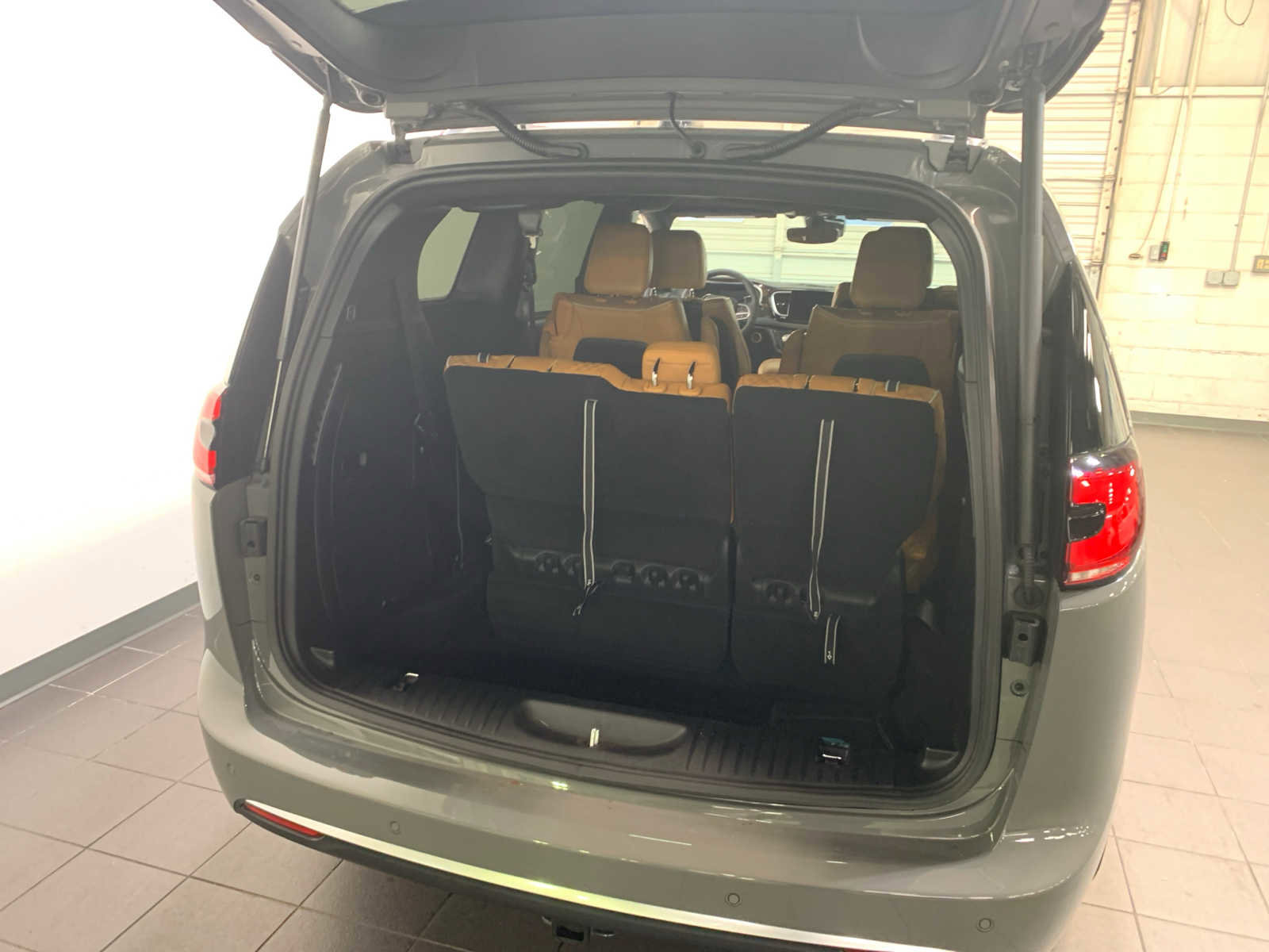 Used 2023 Chrysler Pacifica Pinnacle image 12