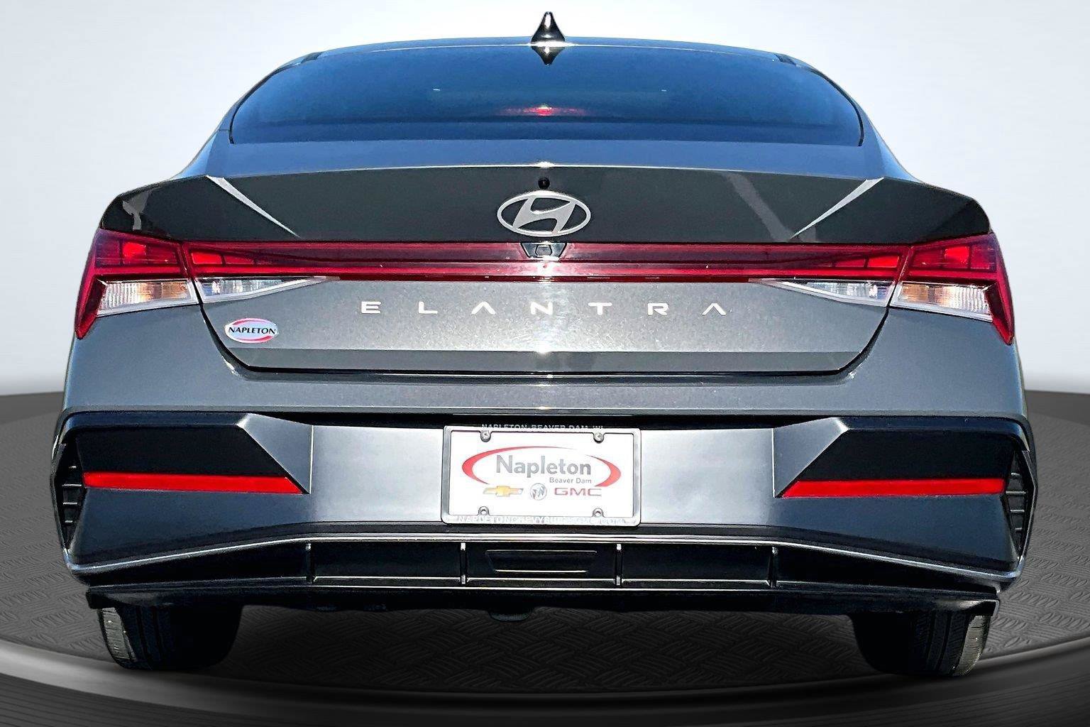 Used 2025 Hyundai Elantra SEL FWD image 4