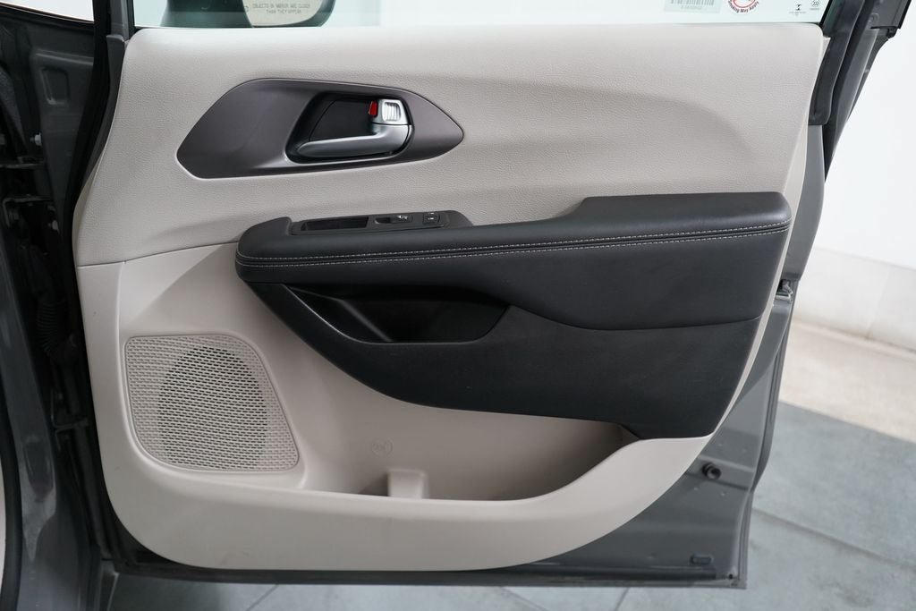 Used 2023 Chrysler Pacifica Touring-L FWD image 27
