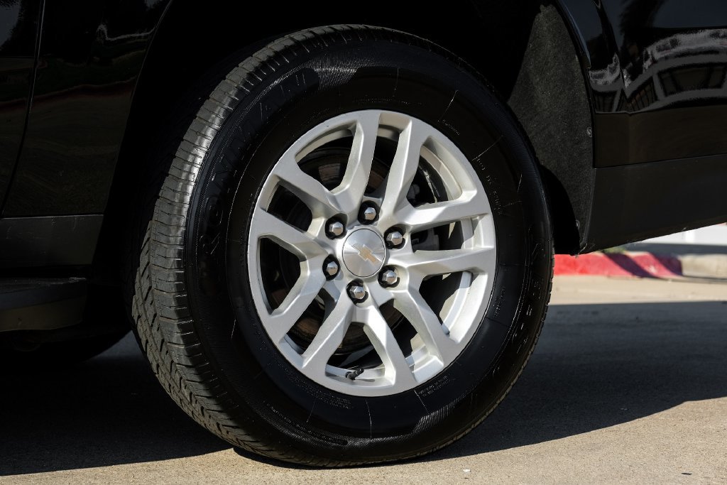 Used 2024 Chevrolet Suburban LT RWD image 59