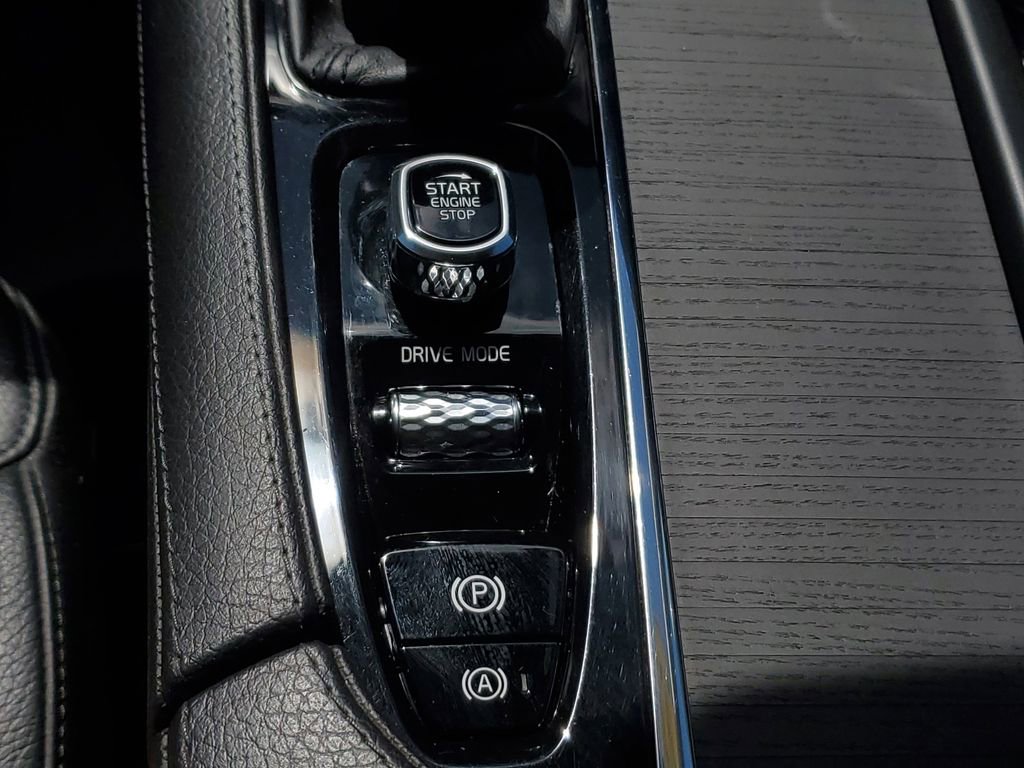 Used 2020 Volvo XC90 T6 Momentum w/ Protection Package Premier image 30