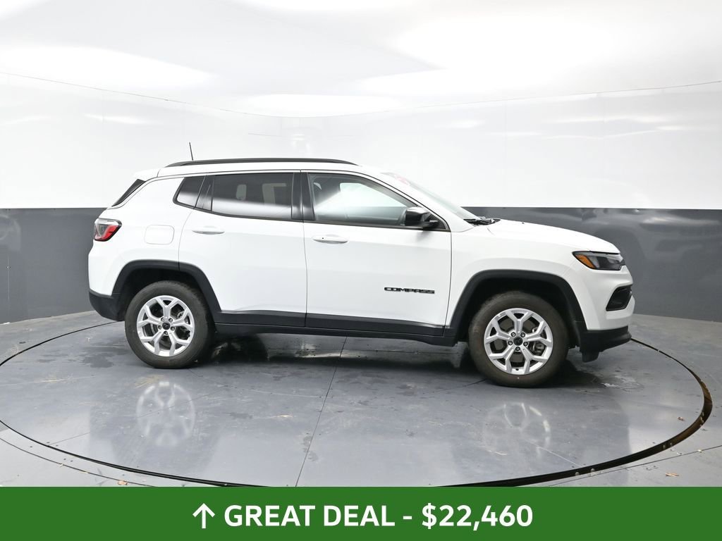 Used 2025 Jeep Compass Latitude image 2
