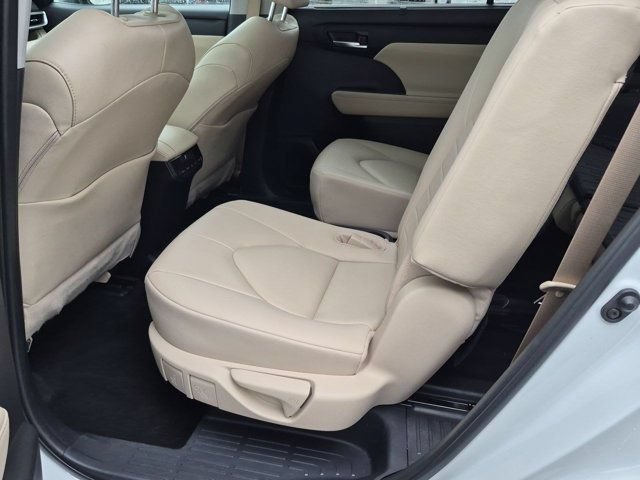 Certified 2024 Toyota Highlander XLE AWD/4WD image 17
