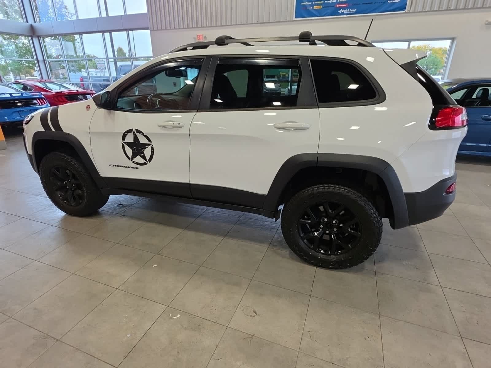 Used 2017 Jeep Cherokee Trailhawk w/ Comfort & Convenience Group AWD/4WD image 11