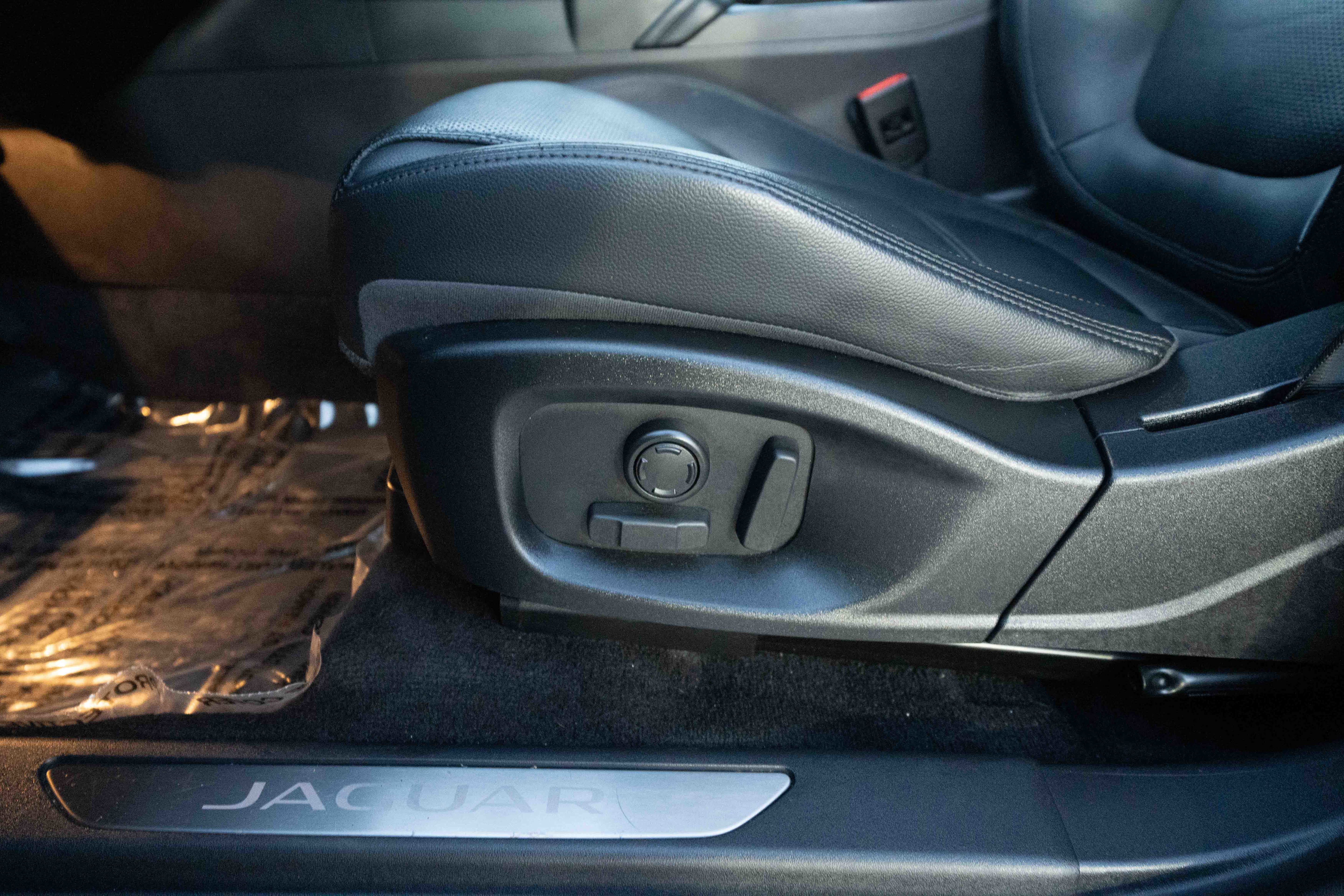 Used 2020 Jaguar E-PACE SE image 12