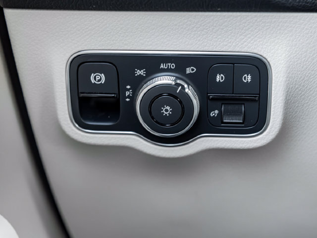 Used 2021 Mercedes-Benz GLB 250 4MATIC image 32