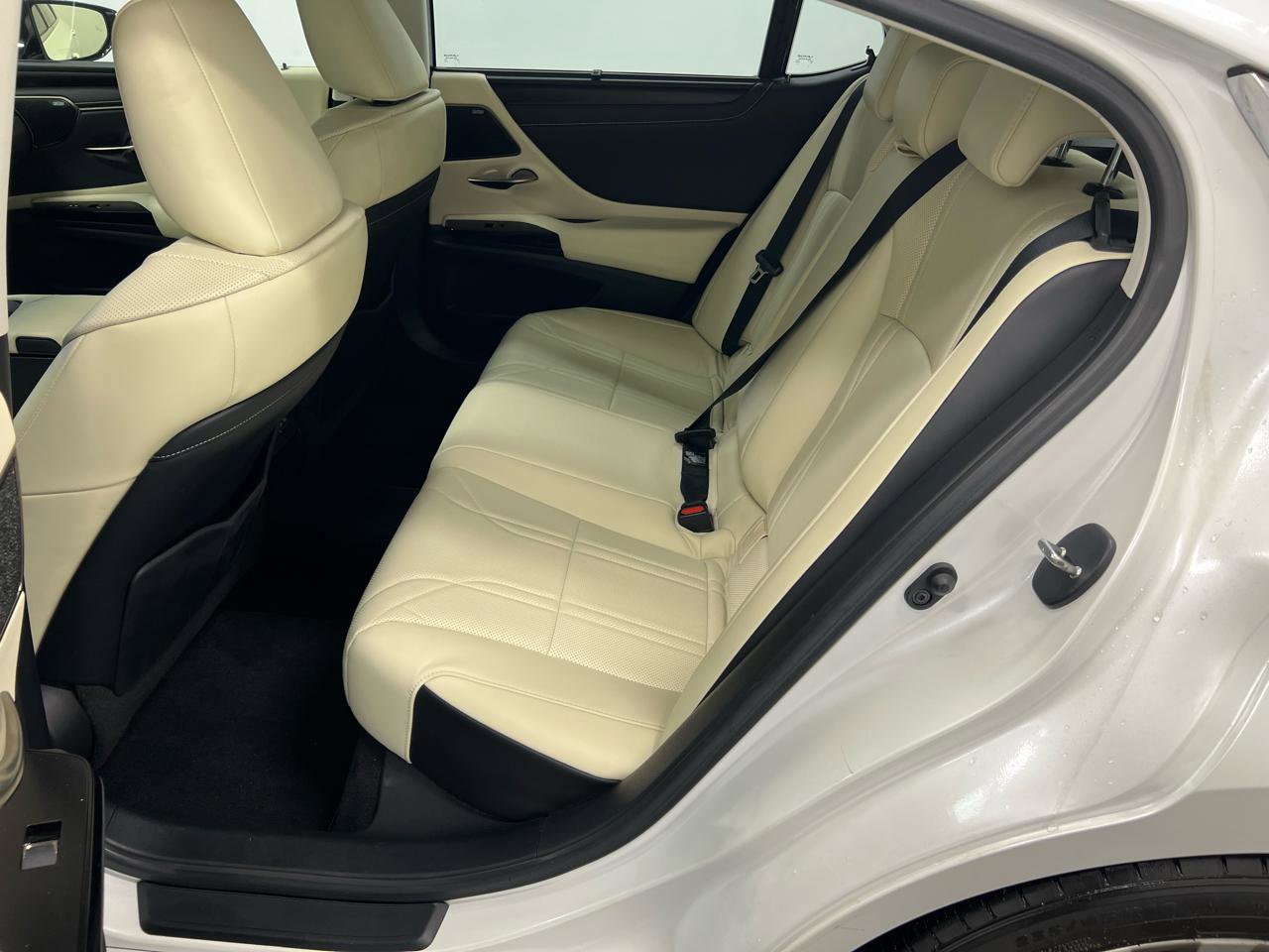 Used 2022 Lexus ES 350 Ultra Luxury w/ Accessory Package 2 image 9