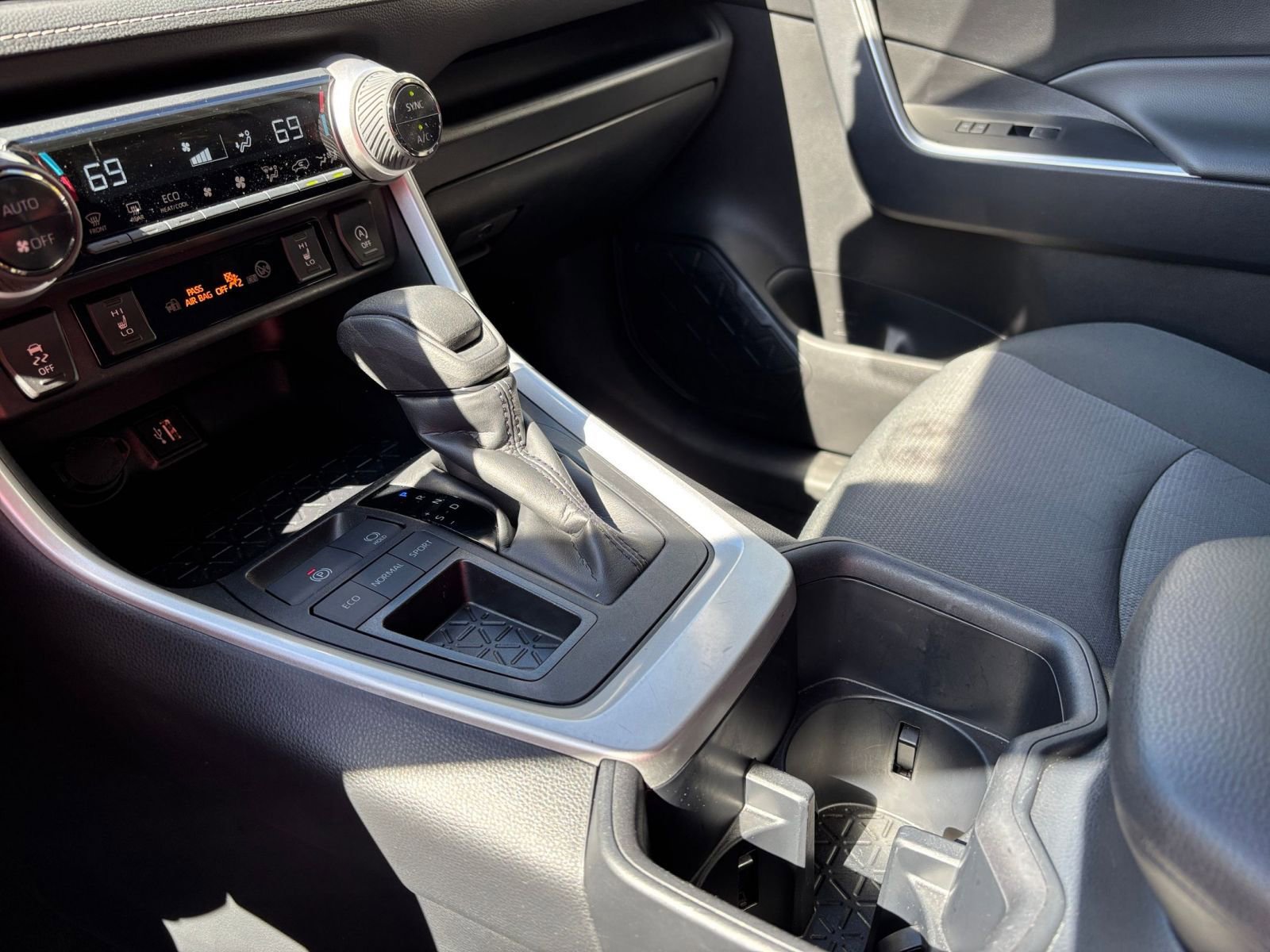 Used 2025 Toyota RAV4 XLE image 41