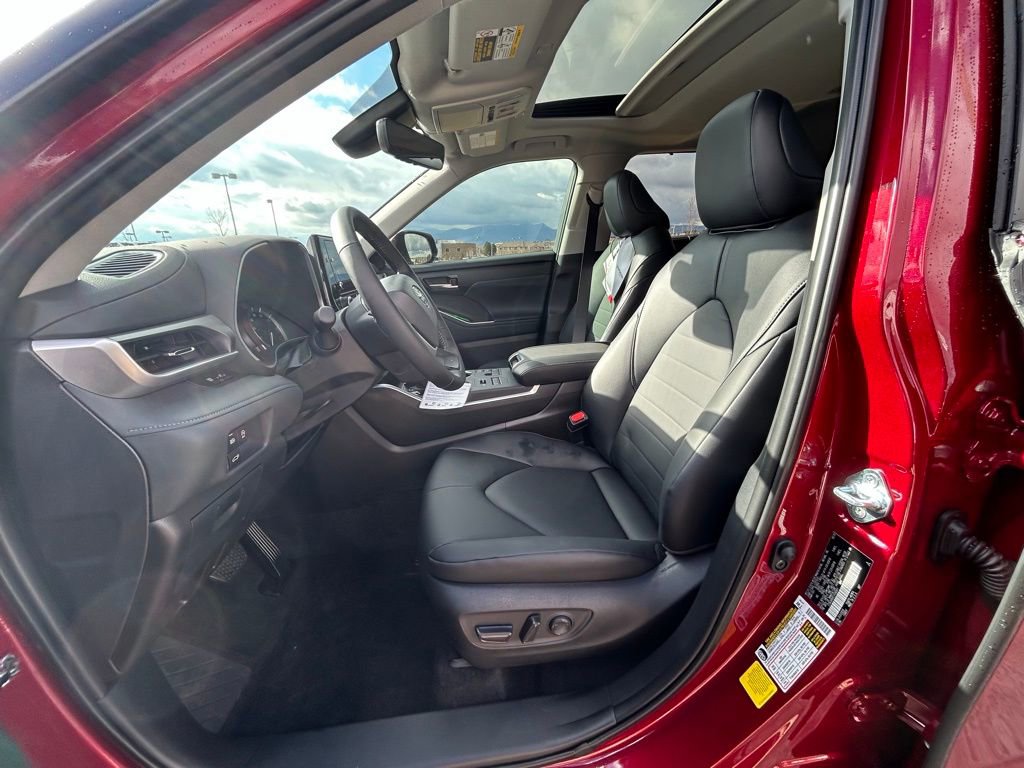 Used 2026 Toyota Highlander XLE image 11