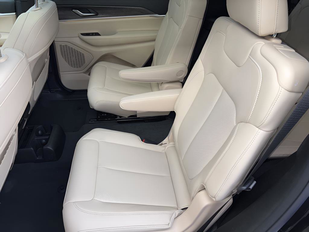 New 2025 Jeep Grand Cherokee L Limited w/ Luxury Tech Group II image 39