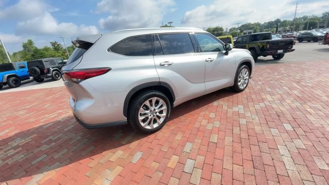 Used 2021 Toyota Highlander Limited FWD image 9