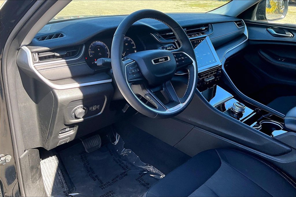 Used 2023 Jeep Grand Cherokee Laredo w/ Luxury Tech Group I AWD/4WD image 18
