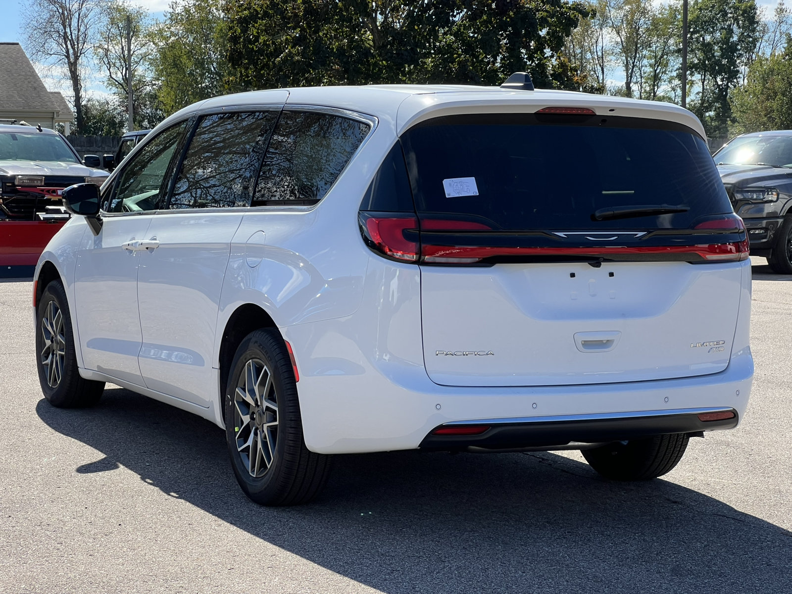 New 2027 Chrysler Pacifica Limited AWD/4WD image 9