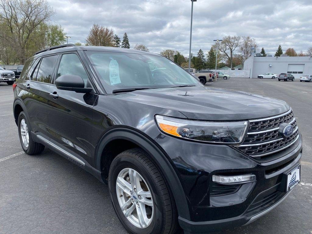 Used 2024 Ford Explorer XLT w/ Equipment Group 202A AWD/4WD image 16