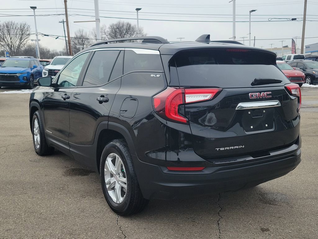 Used 2023 GMC Terrain SLE w/ Driver Convenience Package image 3