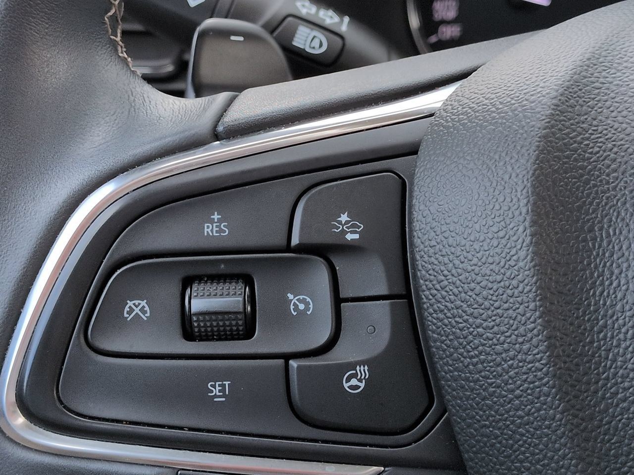Used 2022 Buick Envision Avenir w/ Technology Package II AWD/4WD image 25