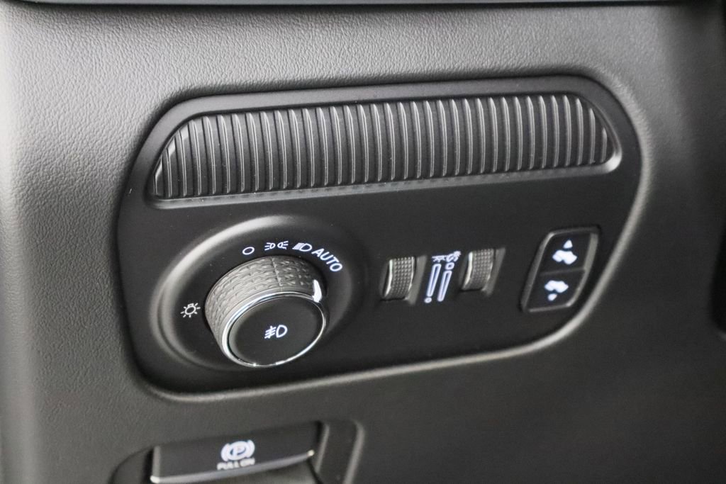 Used 2022 Jeep Grand Wagoneer Series III w/ Rear Seat Video Group 1 image 25