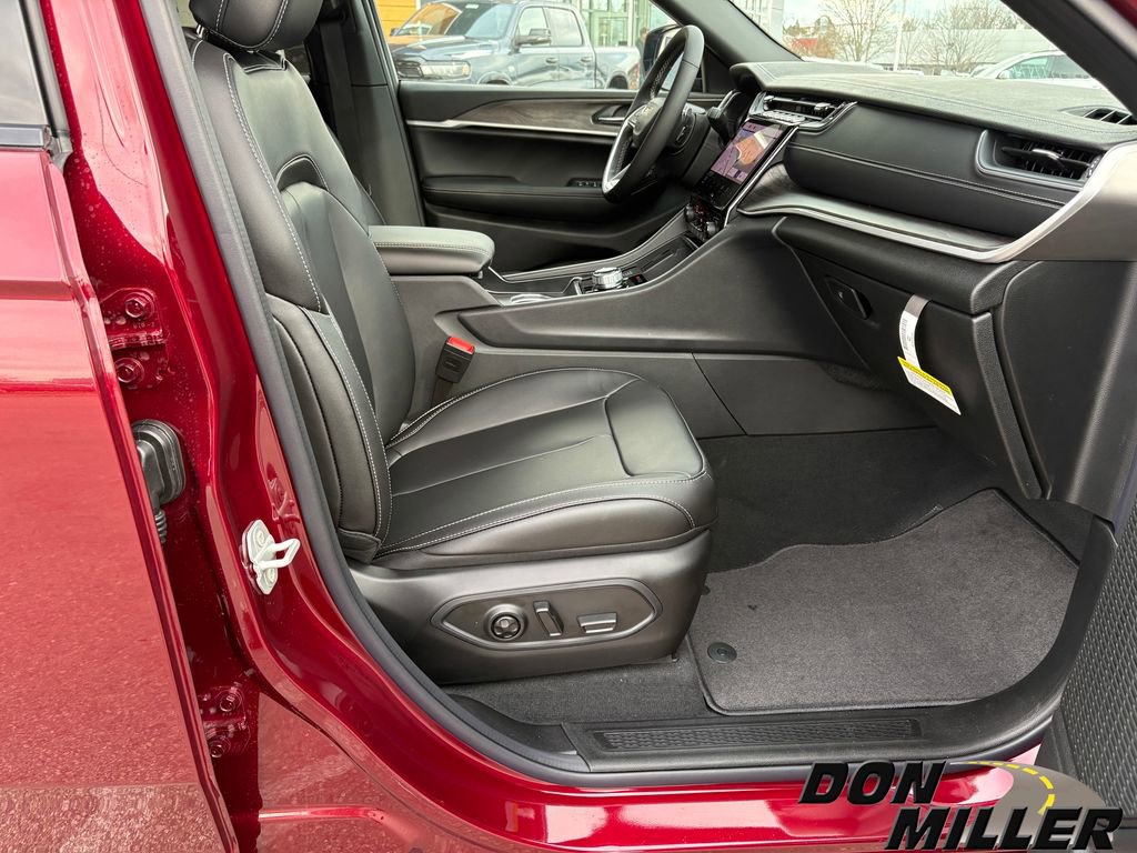 New 2025 Jeep Grand Cherokee Limited w/ Black Appearance Package image 24