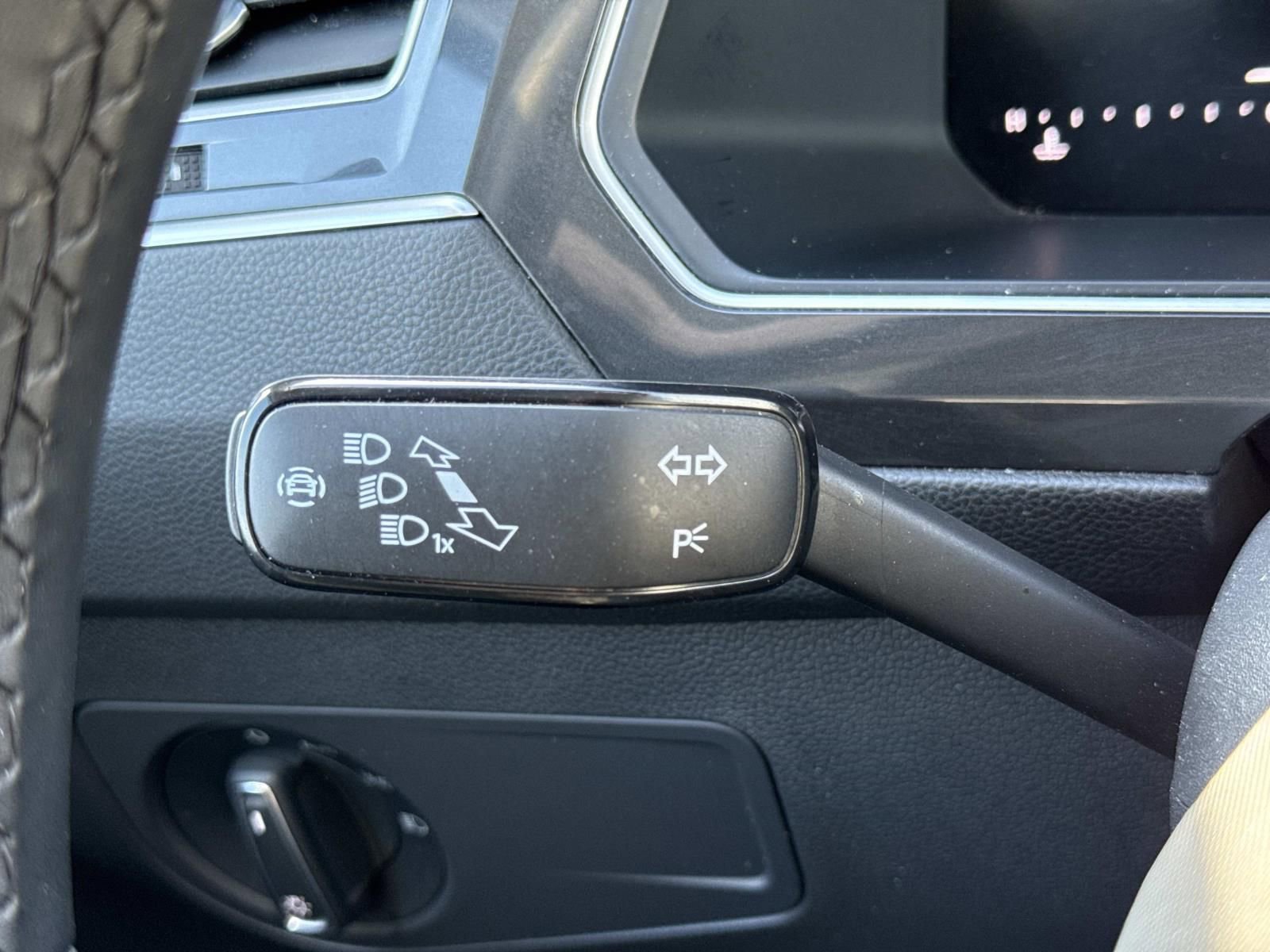 Used 2024 Volkswagen Tiguan SE image 15