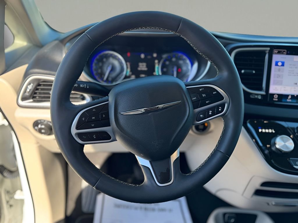 Used 2023 Chrysler Pacifica Touring-L image 21
