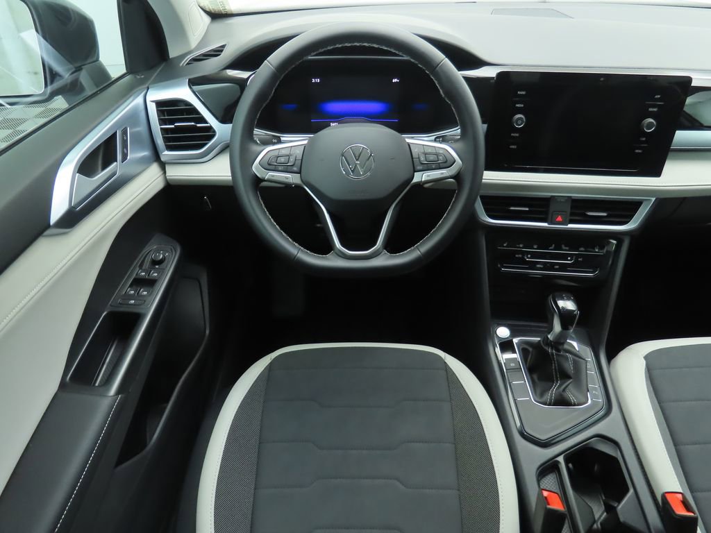 Used 2025 Volkswagen Taos SE w/ Panoramic Sunroof Package FWD image 10