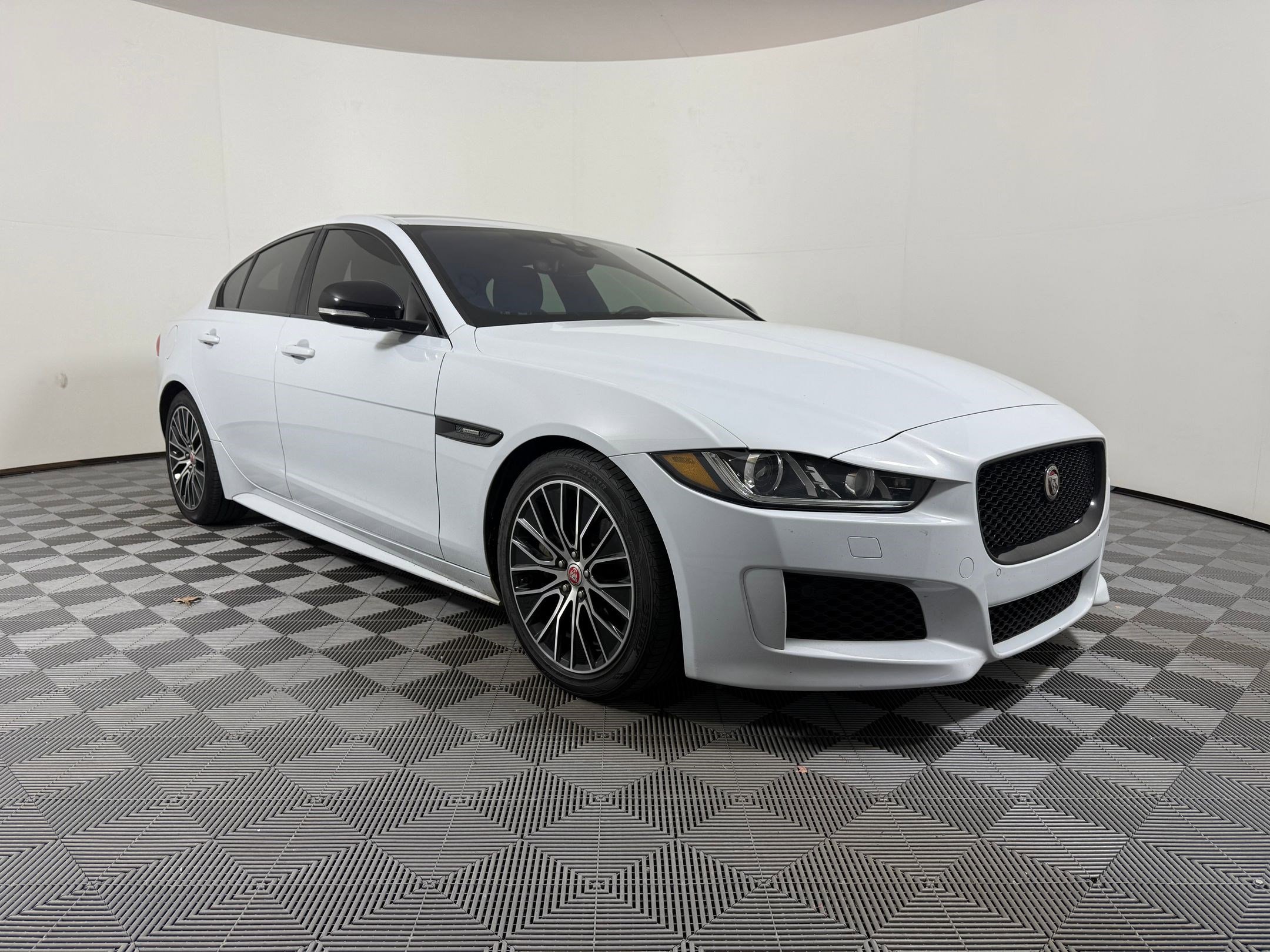 Used 2019 Jaguar XE Landmark Edition image 7