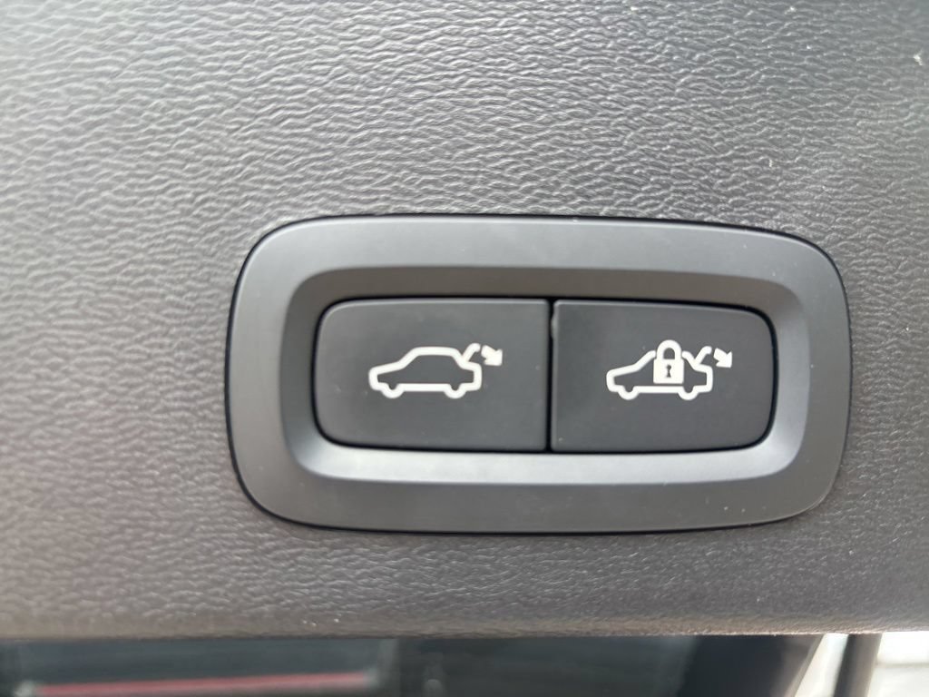 Certified 2024 Volvo XC40 B5 Ultimate w/ Protection Package Premier AWD/4WD image 36