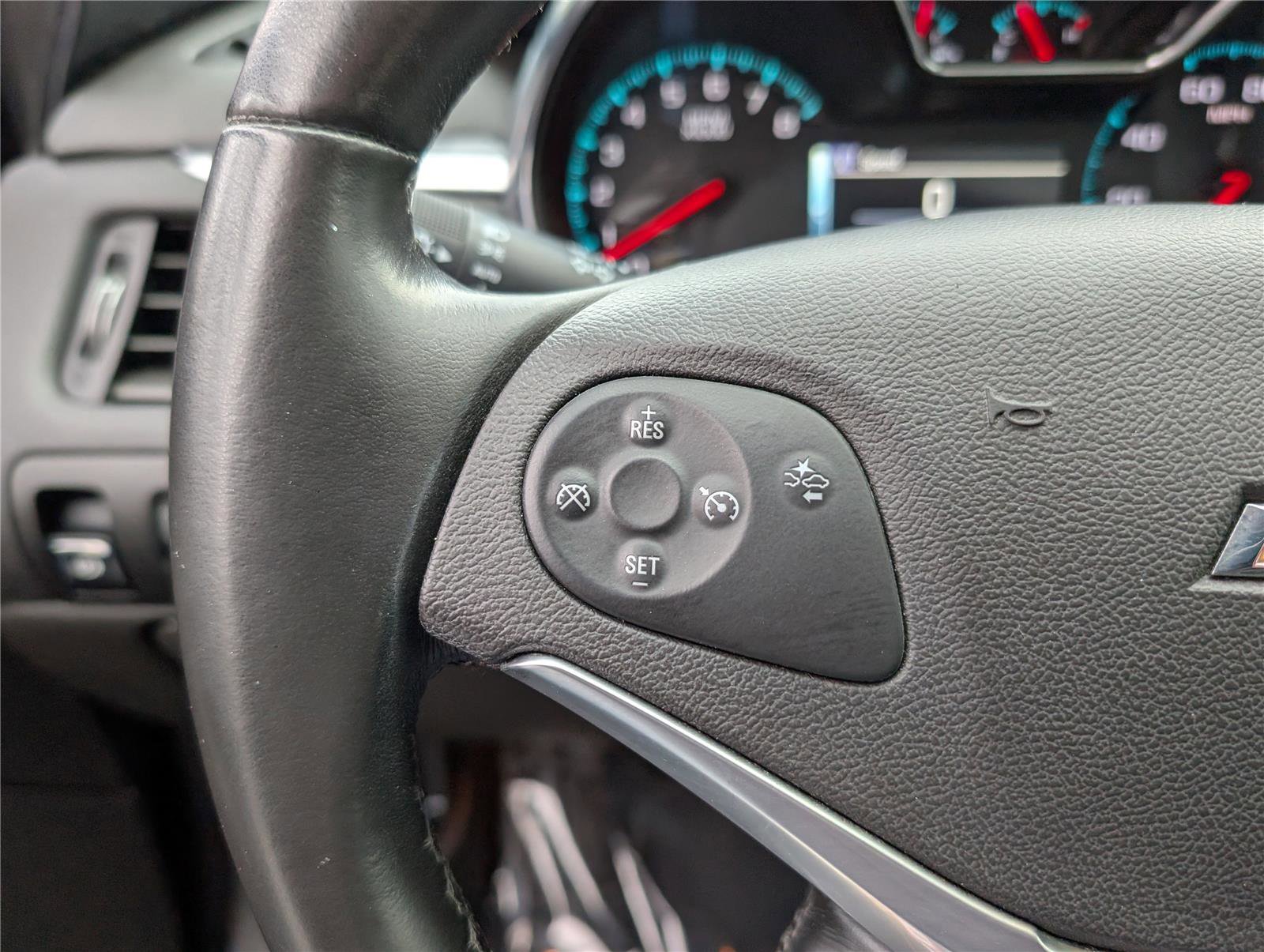 Used 2015 Chevrolet Impala LT w/ Convenience Package image 18