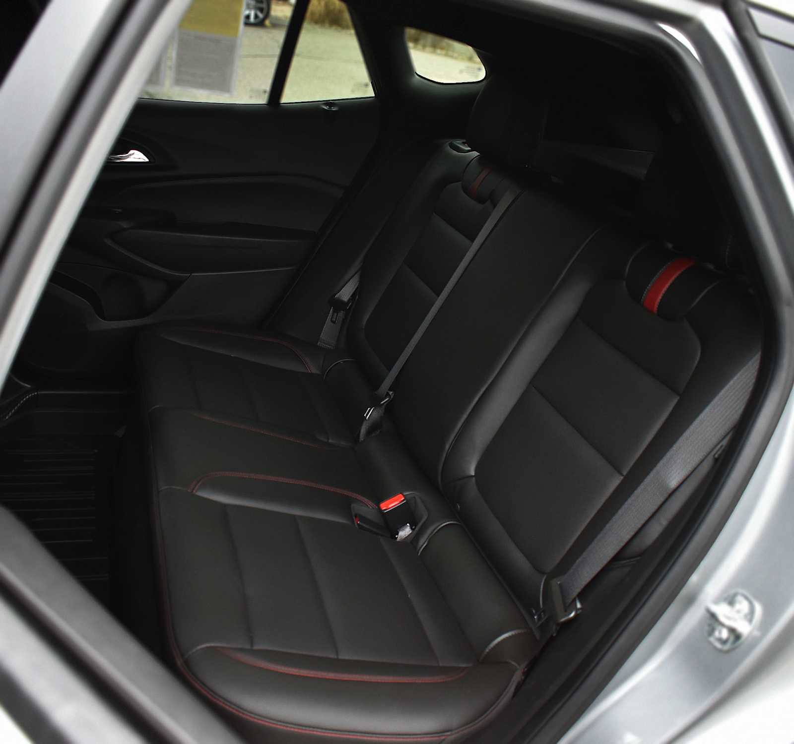 Used 2025 Chevrolet Trax RS w/ Sunroof Package image 13