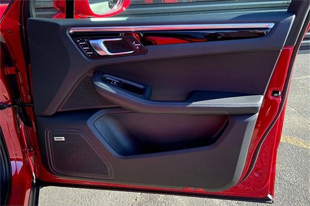 Used 2025 Porsche Macan image 29