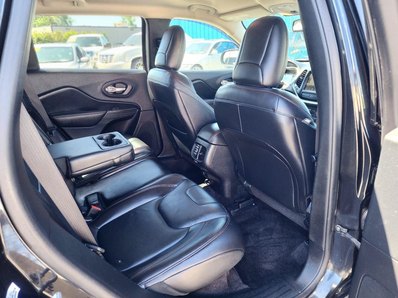 Used 2016 Jeep Cherokee Trailhawk w/ Leather Interior Group AWD/4WD image 25