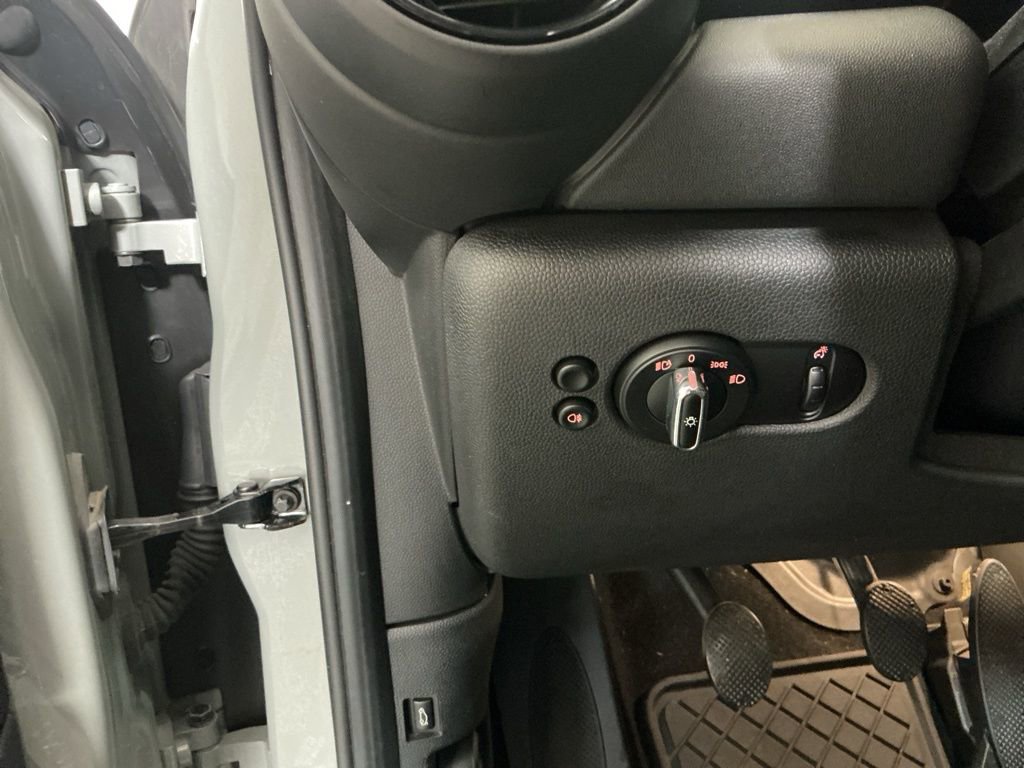 Used 2017 MINI Cooper 4-Door Hardtop image 16