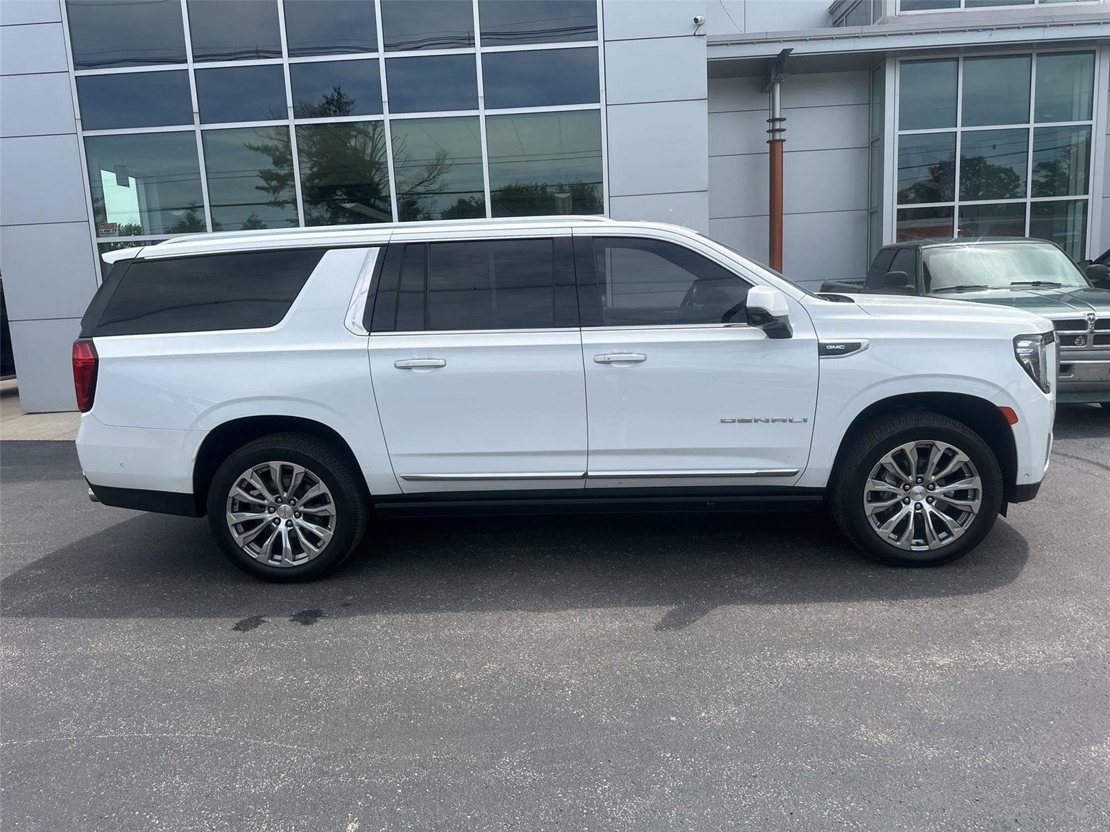 Used 2023 GMC Yukon XL Denali w/ Denali Reserve Package AWD/4WD image 2