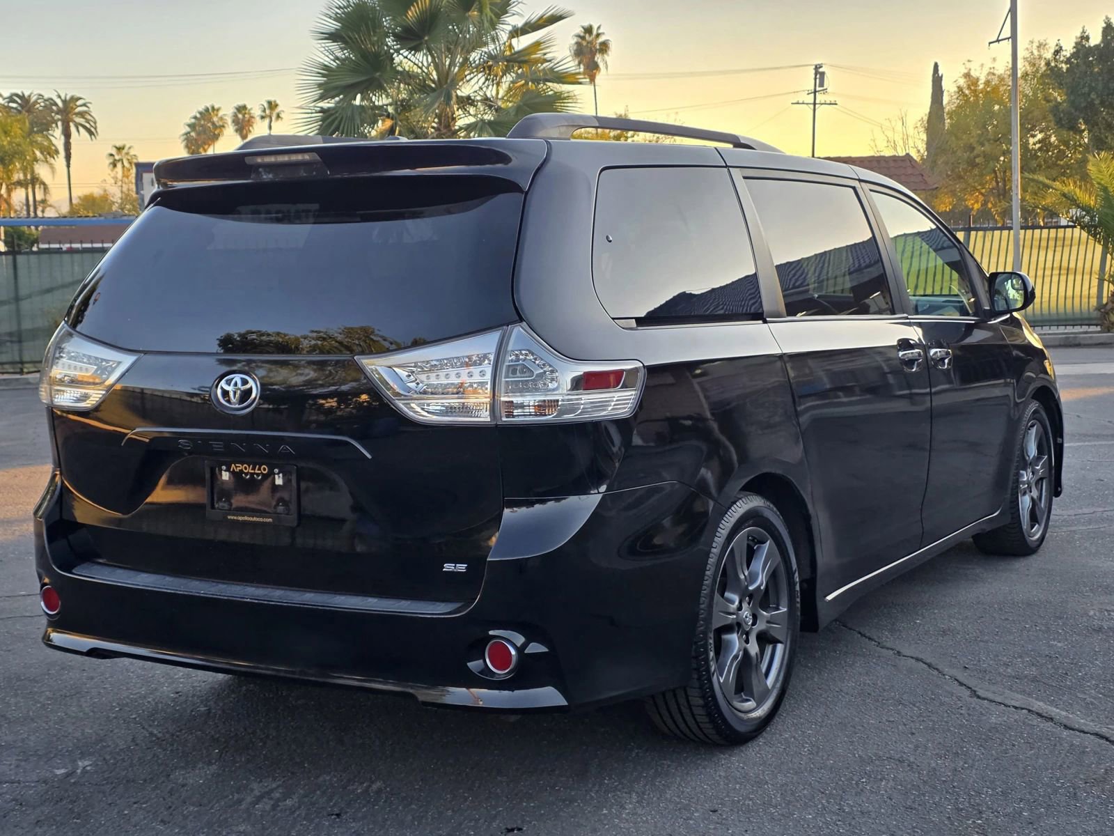 Used 2017 Toyota Sienna SE image 3