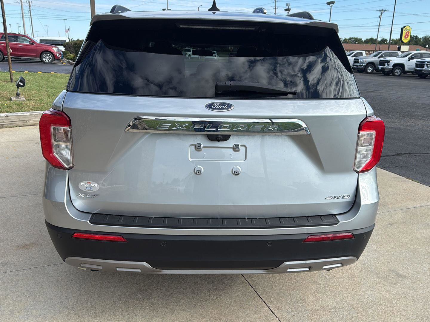 Used 2022 Ford Explorer XLT w/ Equipment Group 202A image 5