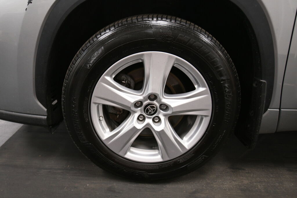 Used 2023 Toyota Highlander L FWD image 34