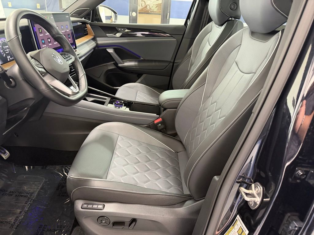 Used 2025 Volkswagen Tiguan SEL R-Line AWD/4WD image 32