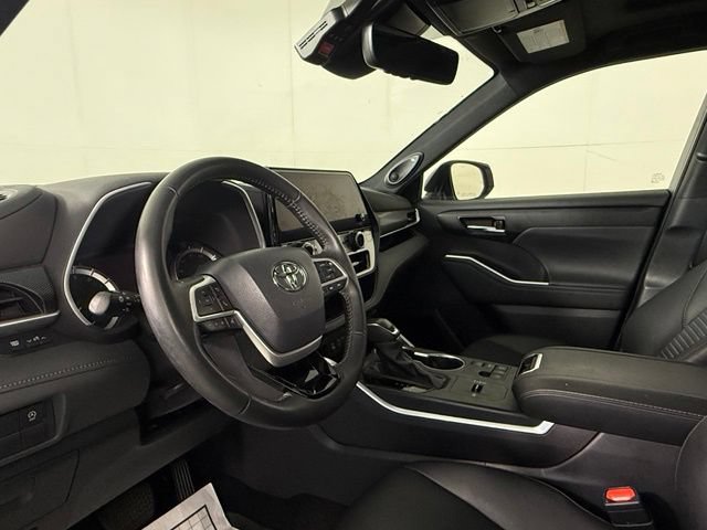 Used 2024 Toyota Highlander XSE FWD image 17