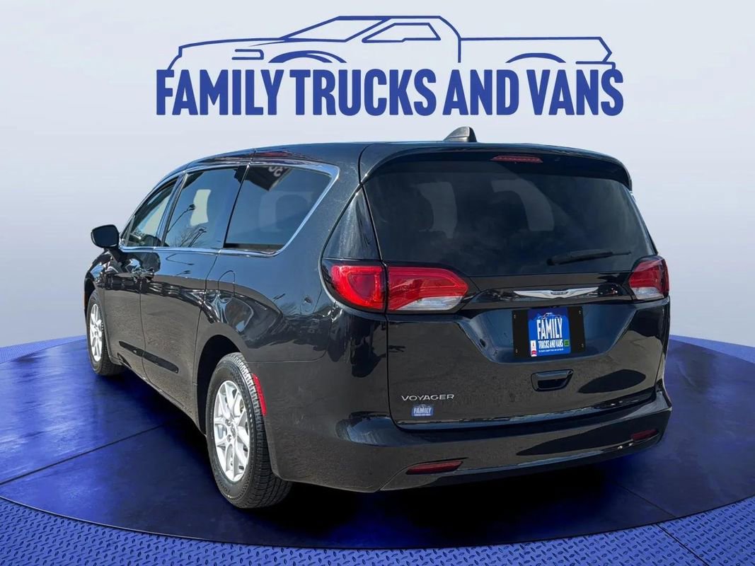 Used 2022 Chrysler Voyager LX image 3