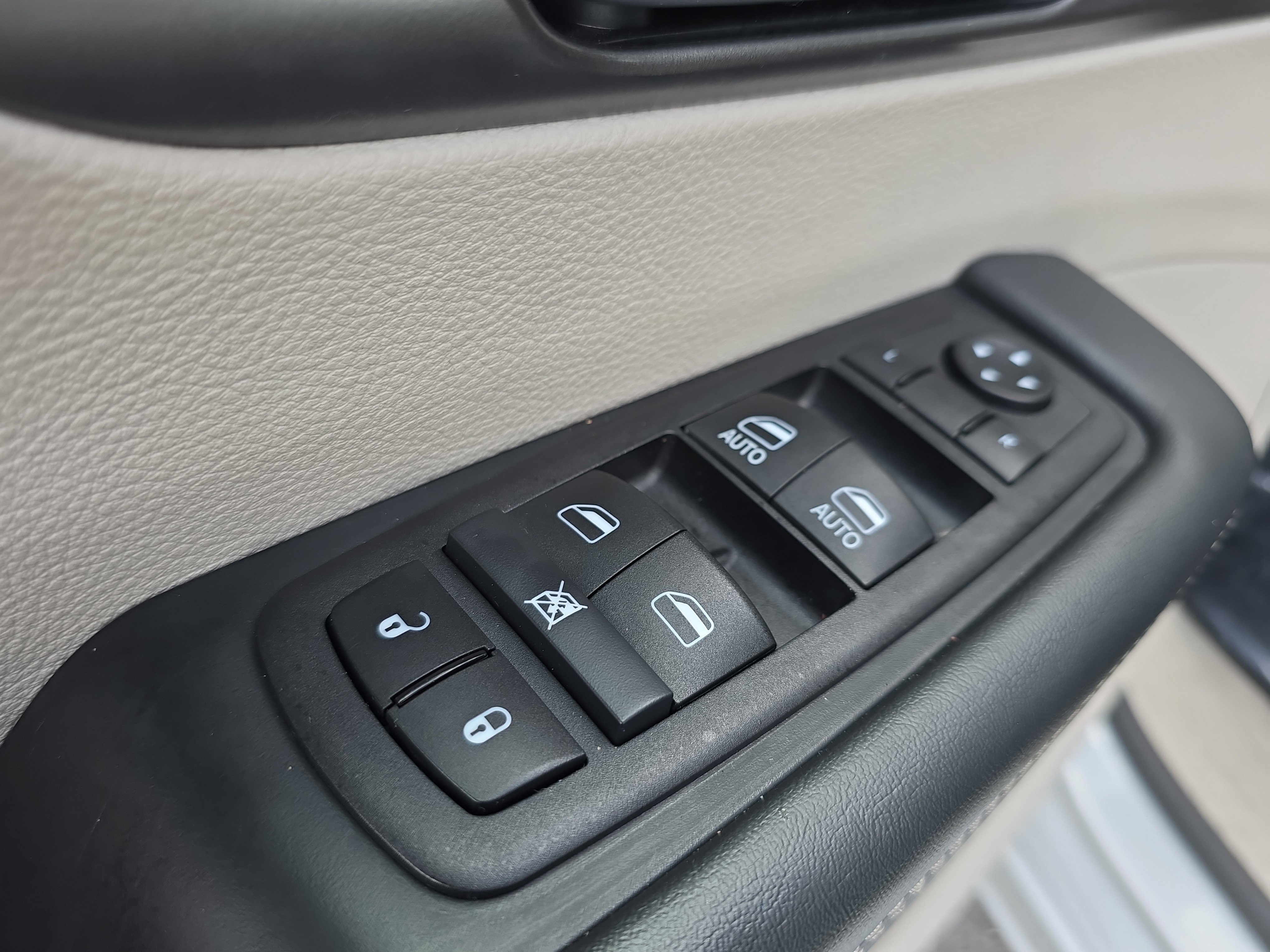 Used 2024 Chrysler Pacifica Touring-L FWD image 19