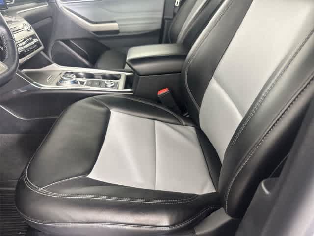 Used 2022 Ford Explorer XLT w/ Equipment Group 202A AWD/4WD image 11