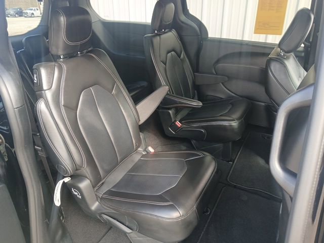 Used 2025 Chrysler Pacifica Select image 24