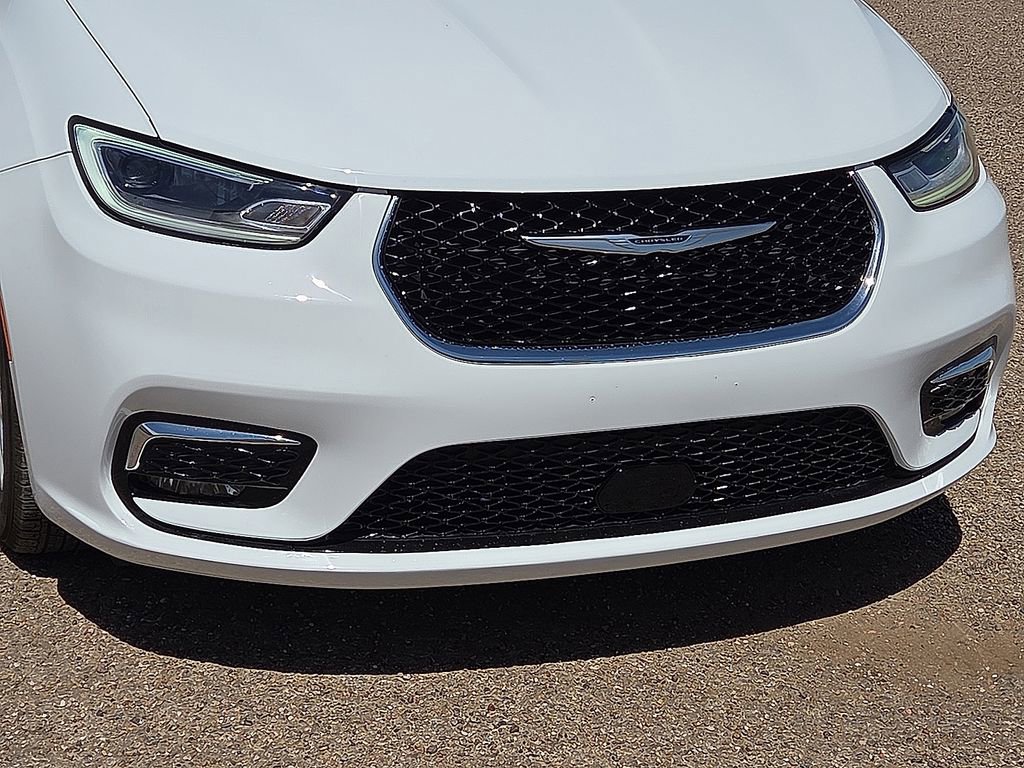 Used 2024 Chrysler Pacifica Touring-L image 9