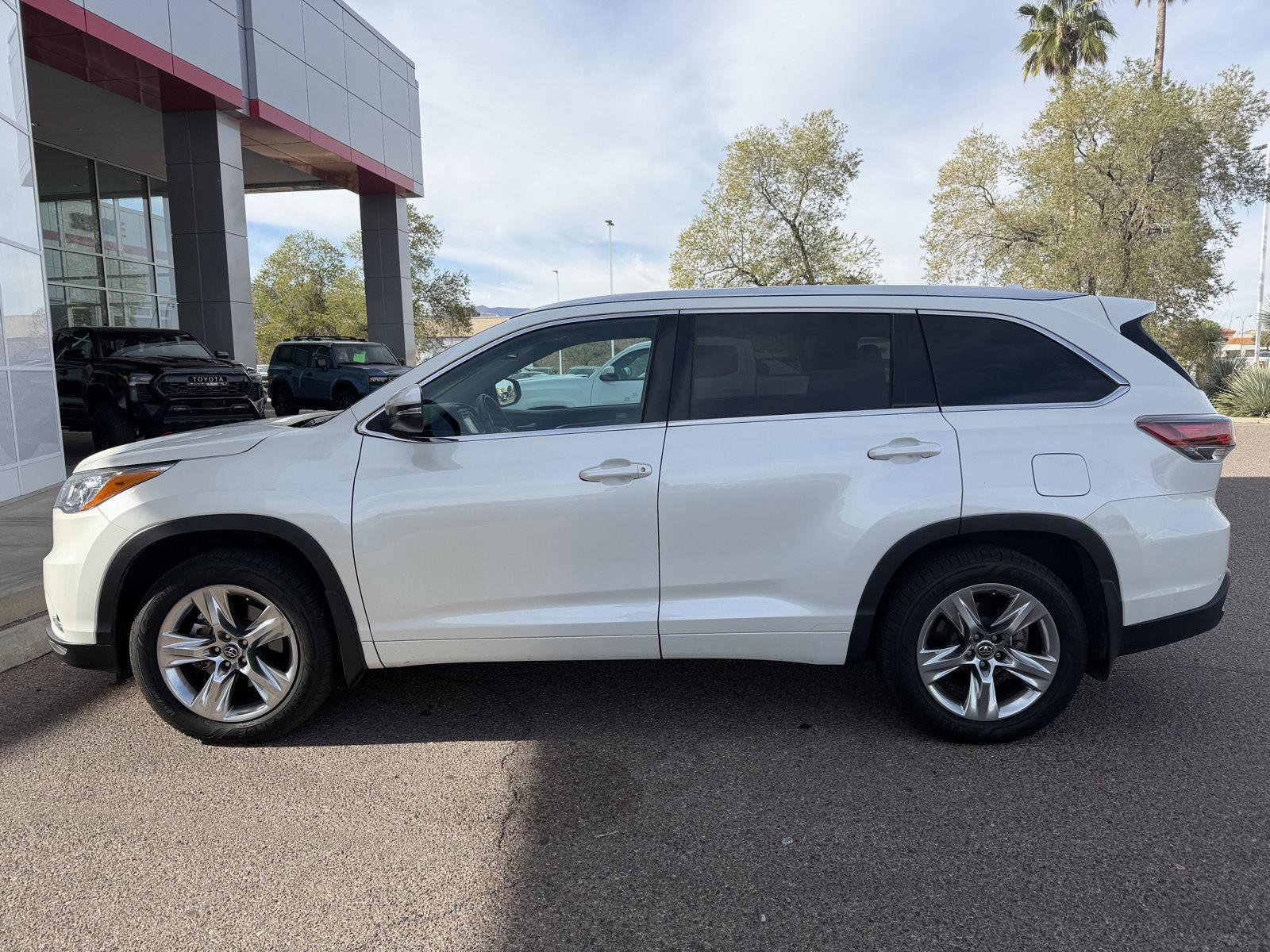 Used 2016 Toyota Highlander Limited Platinum image 2