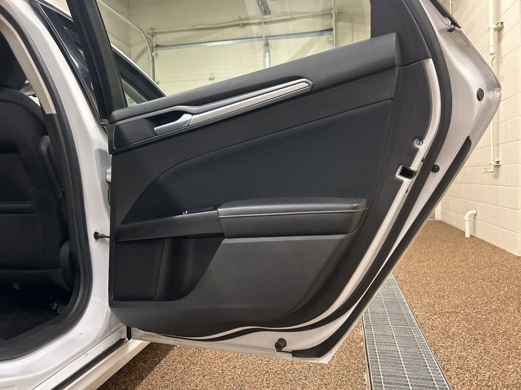 Used 2016 Ford Fusion SE image 15