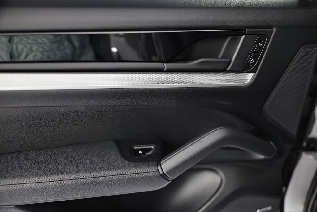 Certified 2025 Porsche Cayenne AWD/4WD image 25